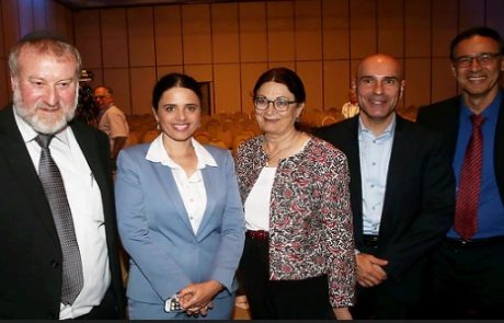 הפרופגנדה בעיצומה